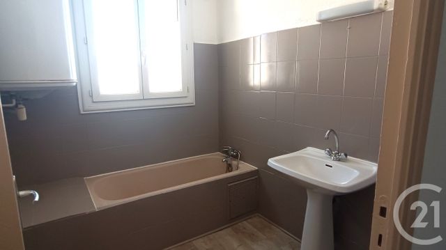 Afficher la photo en grand Appartement F3 à louer - 3 pièces - 65.9 m2 - ALES - 30 - LANGUEDOC-ROUSSILLON - Century 21 Impact Immobilier
