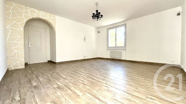 Afficher la photo en grand Appartement F4 à louer - 4 pièces - 92.09 m2 - ST HILAIRE DE BRETHMAS - 30 - LANGUEDOC-ROUSSILLON - Century 21 Impact Immobilier