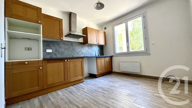 Afficher la photo en grand Appartement F4 à louer - 4 pièces - 92.09 m2 - ST HILAIRE DE BRETHMAS - 30 - LANGUEDOC-ROUSSILLON - Century 21 Impact Immobilier