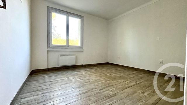 Afficher la photo en grand Appartement F4 à louer - 4 pièces - 92.09 m2 - ST HILAIRE DE BRETHMAS - 30 - LANGUEDOC-ROUSSILLON - Century 21 Impact Immobilier