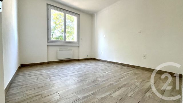 Afficher la photo en grand Appartement F4 à louer - 4 pièces - 92.09 m2 - ST HILAIRE DE BRETHMAS - 30 - LANGUEDOC-ROUSSILLON - Century 21 Impact Immobilier