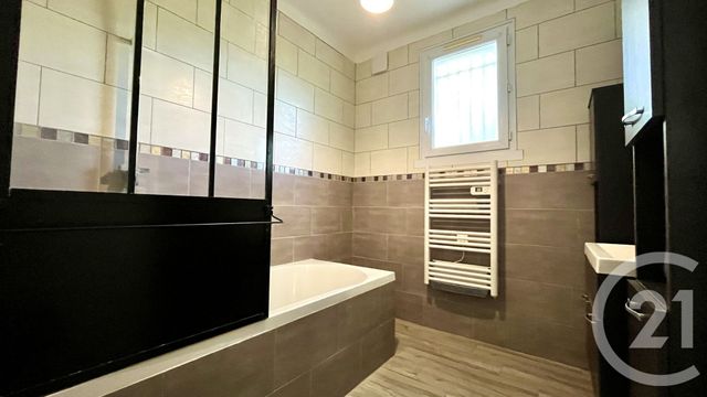 Afficher la photo en grand Appartement F4 à louer - 4 pièces - 92.09 m2 - ST HILAIRE DE BRETHMAS - 30 - LANGUEDOC-ROUSSILLON - Century 21 Impact Immobilier